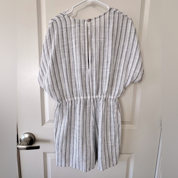 Women’s Grey Striped Romper. Size Large. - Picture 3 of 4